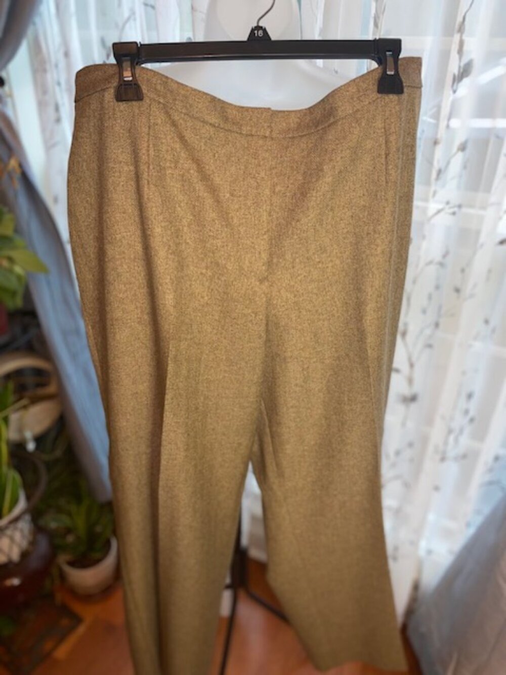 Le Suit Women's Plus Size 20W 2-Piece Pantsuit, Textured Khaki/Tan - Picture 6 of 7